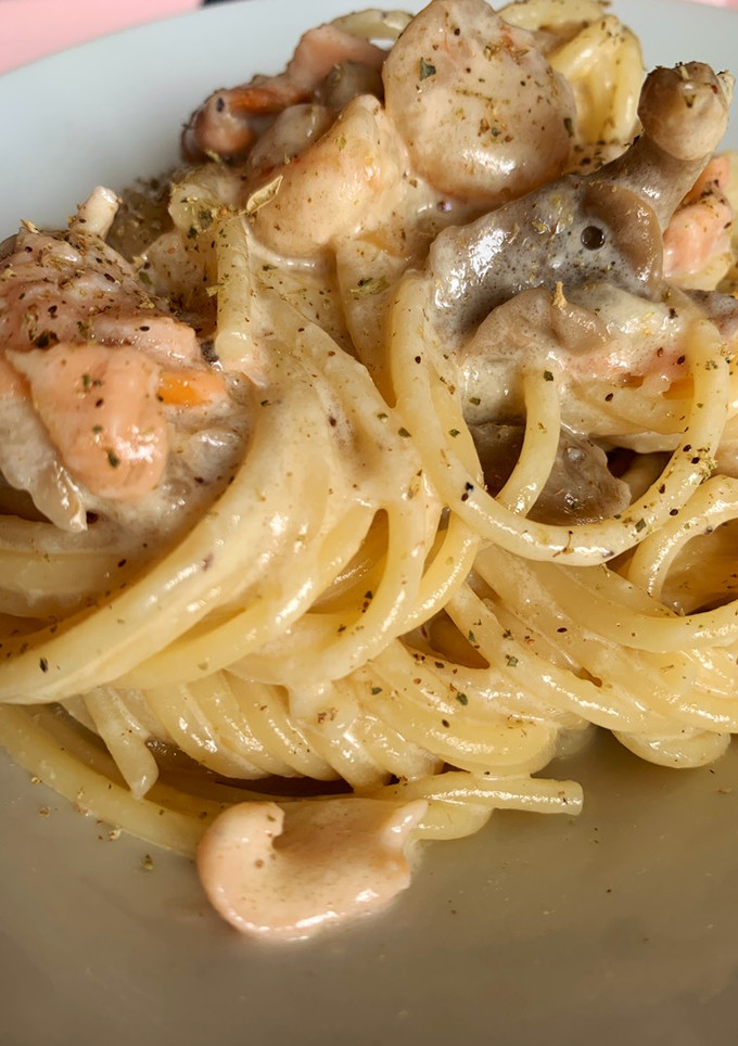 Una foto de Espaguetis con salmón y gambas