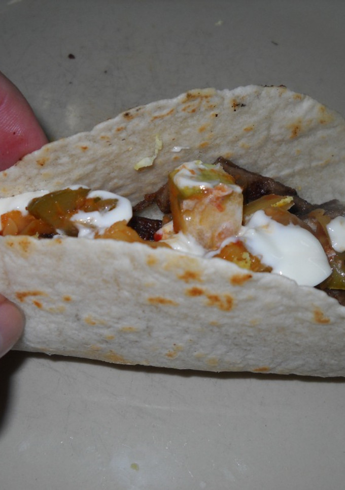 Una foto de Tacos con carne y pisto