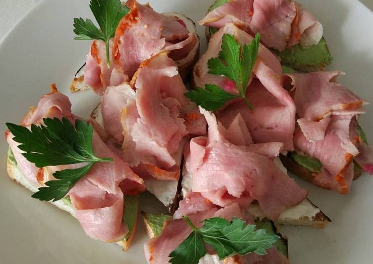 Фирменные бутерброды с ветчиной