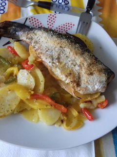 Una foto de Trucha a la naranja con cama de verduras y patatas al papillote