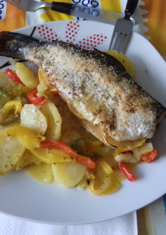 Una foto de Trucha a la naranja con cama de verduras y patatas al papillote