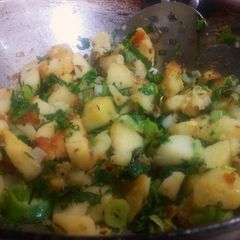 A picture of Potato & spring onion veggies.