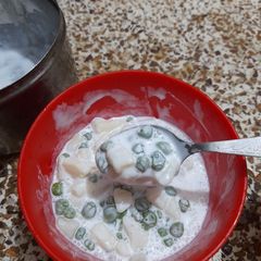 A picture of Aloo matar cream chaat.
