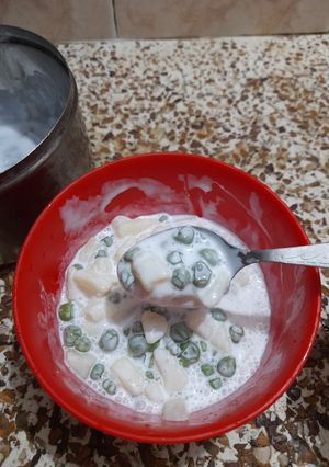 A picture of Aloo matar cream chaat.