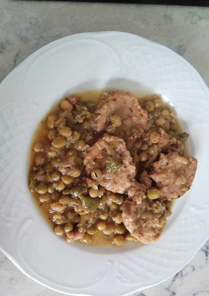 Una foto de Solomillo de cerdo con guisantes secos