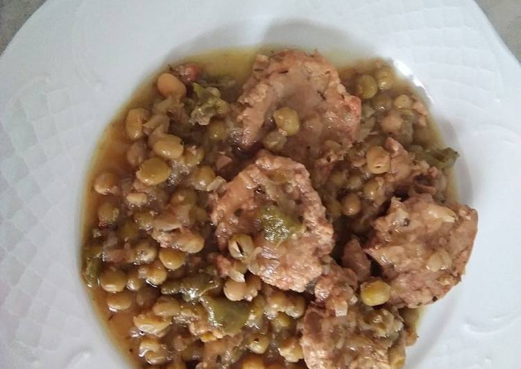 Solomillo de cerdo con guisantes secos