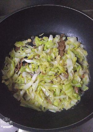 高麗菜炒珍菇素肉燥 的食譜成品照片