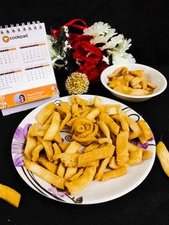 नमक पारे (Namakpare recipe in hindi) रेसिपी मुख्य फोटो