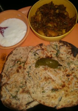 A picture of Palak muli ke paranthe.