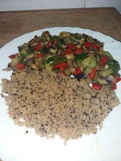 Una foto de Quinoa con verduras