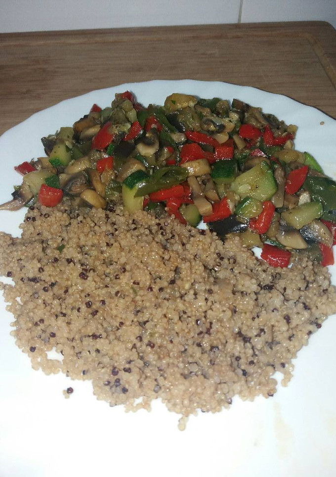 Una foto de Quinoa con verduras