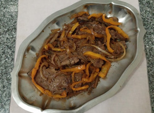 Una foto de Bifes de hígado con cebolla y pimiento