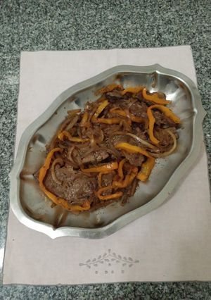 Una foto de Bifes de hígado con cebolla y pimiento