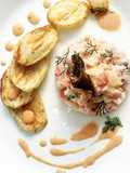 Ceviche de salmón y corvina con salsa rosada y batatas al horno