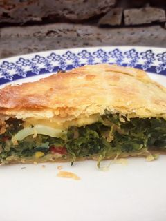 Una foto de Tarta de acelga con masa casera