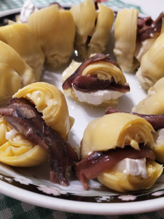 Una foto de Aperitivo de alcachofa, anchoa y queso de cabra 🐐