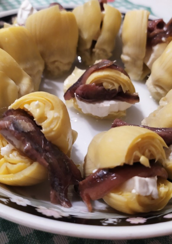 Una foto de Aperitivo de alcachofa, anchoa y queso de cabra 🐐