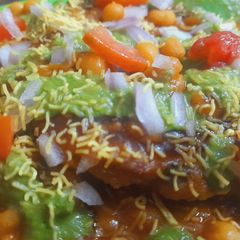 A picture of Ragda patties chaat.