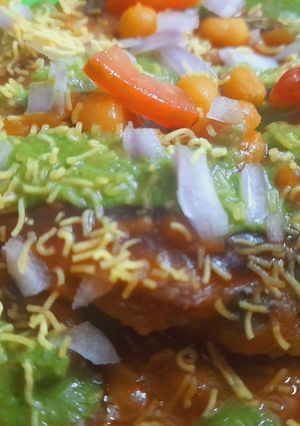 A picture of Ragda patties chaat.