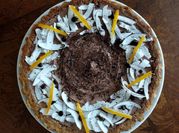 Una foto di cocco cioccolato torta