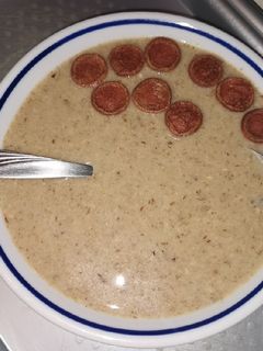 Tejszínes gombakrém leves, ropogós virslikarika betéttel recept fotója