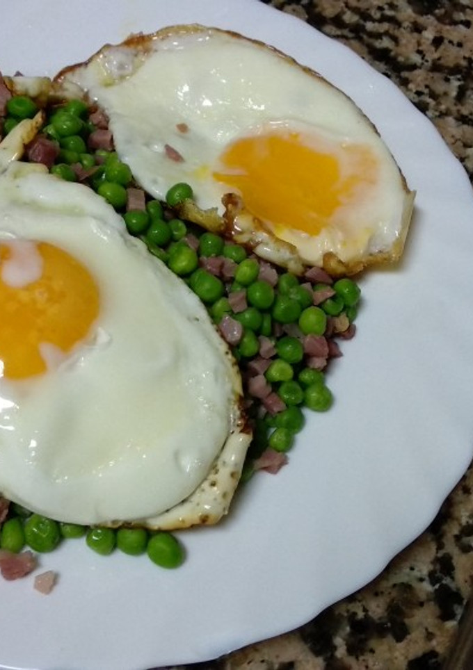 Una foto de Guisantes con jamón y huevo a la plancha