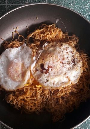 Hình của món Mì xào khô + trứng lòng đào.