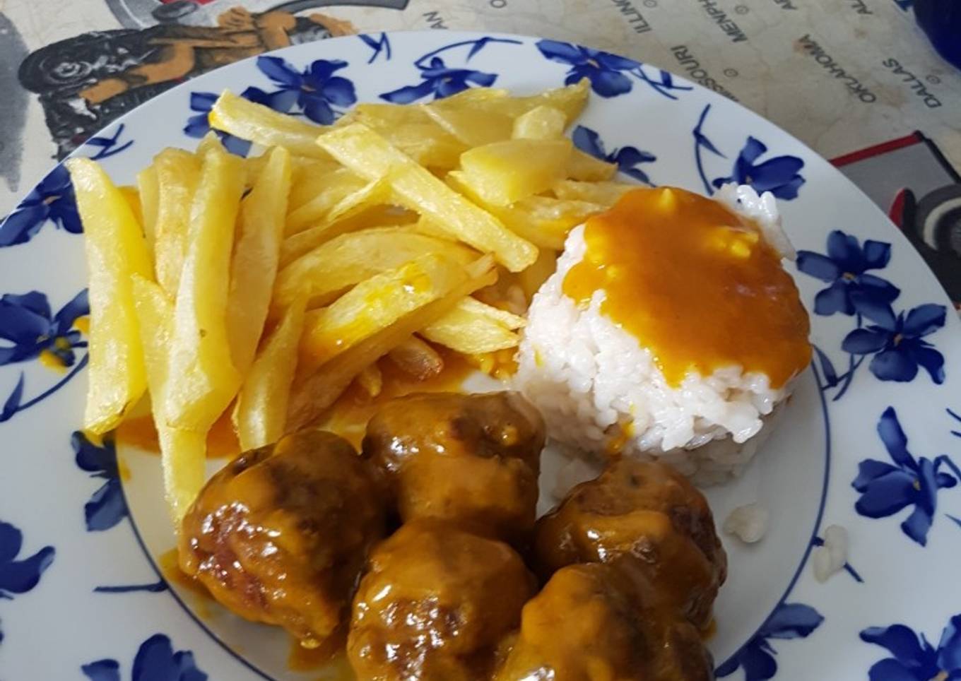 Albóndigas con salsa amarilla tipo española