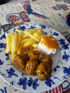 Una foto de Albóndigas con salsa amarilla tipo española