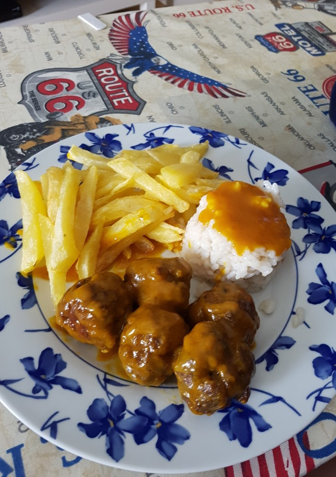 Una foto de Albóndigas con salsa amarilla tipo española