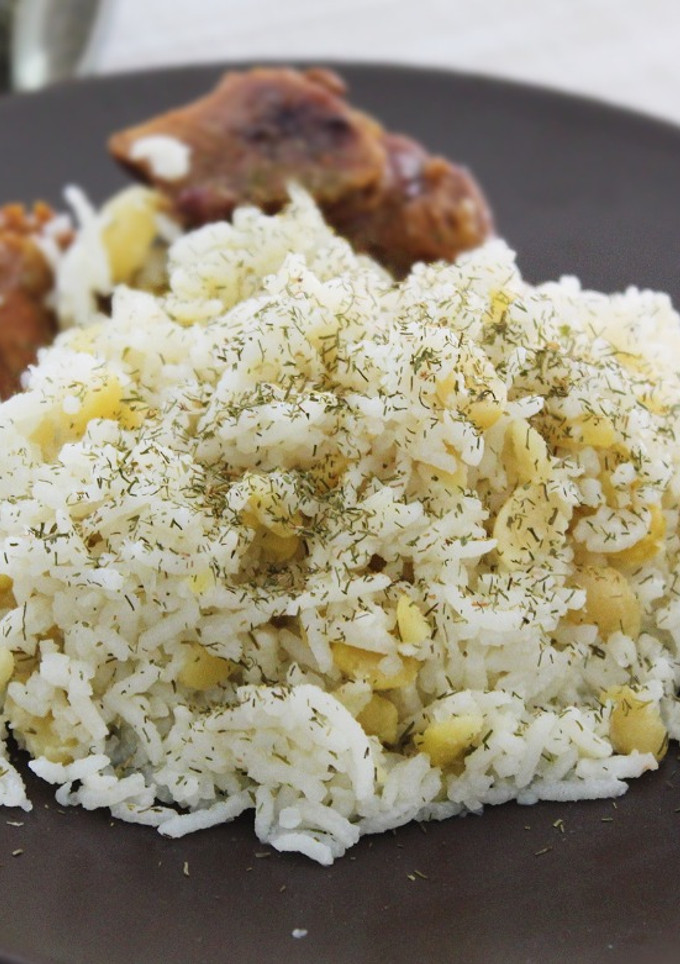 Una foto de Arroz con eneldo y habas