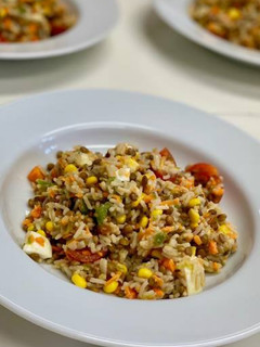 Una foto de Ensalada de lentejas con arroz y gorgonzola