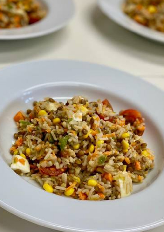 Una foto de Ensalada de lentejas con arroz y gorgonzola