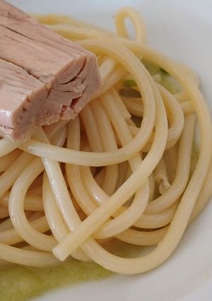# 24 04 47 Bucatini tészta olajban eltett tonhalfilével, póréhagymával és sáfránnyal recept fotója