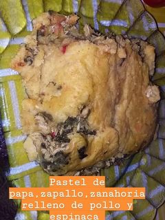 Una foto de Pastel de papa, zapallo, zanahoria relleno de pollo y espinaca