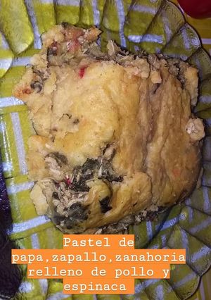 Una foto de Pastel de papa, zapallo, zanahoria relleno de pollo y espinaca
