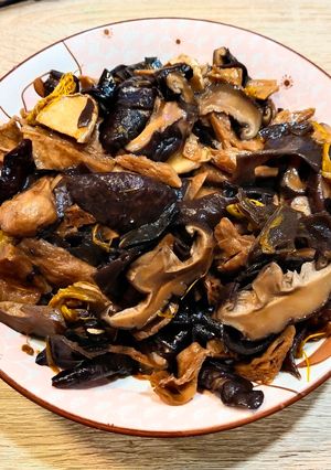 素食香菇木耳炒硬豆皮 的食譜成品照片