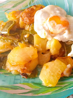 Una foto de Patatas a lo pobre con huevo