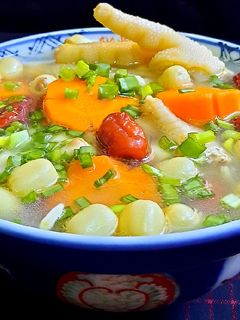 Hình của món Canh chân gà hạt sen táo đỏ.