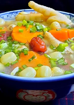 Hình của món Canh chân gà hạt sen táo đỏ.