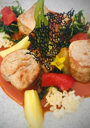 Lecsós sertés szűz, rukkola chips, tuile, puffasztott rizs recept fotója