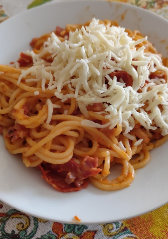 Una foto de Espaguetis con tomate