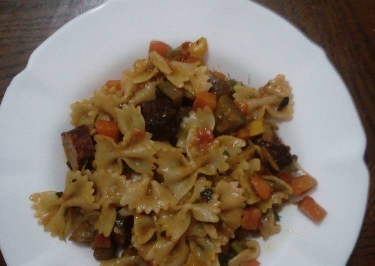 Veggetable and beef sausages with pasta