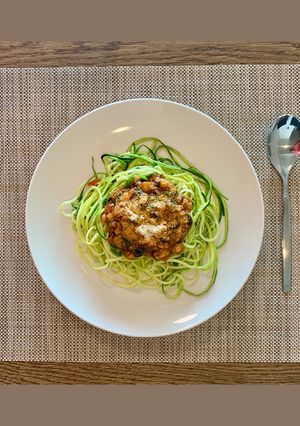 Una foto de Espaguetis de zucchini en salsa boloñesa 🍝
