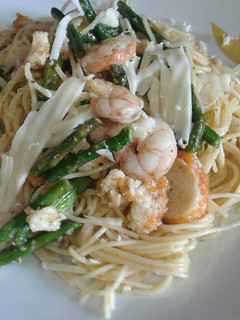 Una foto de Spaguetti con gambas al ajillo y espárragos