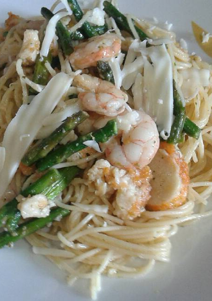 Una foto de Spaguetti con gambas al ajillo y espárragos