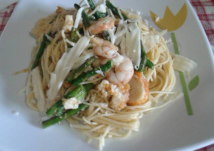 Spaguetti con gambas al ajillo y espárragos