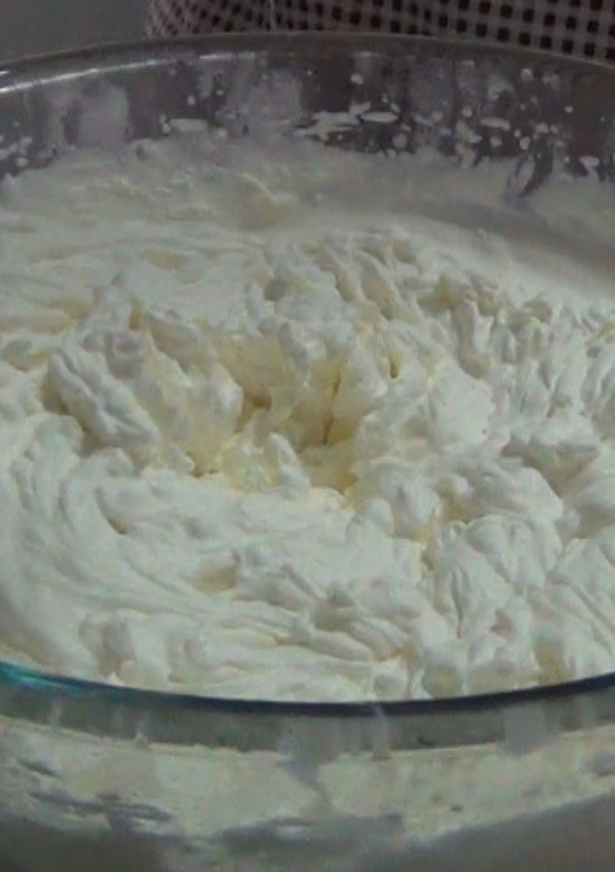Una foto de Nata montada y trufa firme para decorar y rellenar tartas, postres, helados....