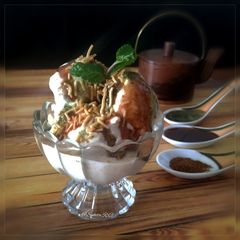 A picture of Dahi vada Chaat.