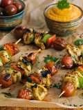 Brochetas de pollo marinadas y salsa de cacahuete